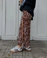 Falda larga de tiro alto con estampado animal print de leopardo en tonos marrones y negros. Tiene una abertura lateral en la pierna.