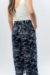 Pantalón culotte de lino estampado con hojas, de tiro medio, corte recto y cintura elástica en la espalda.