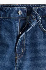 Short de jean azul de tiro alto con cinco bolsillos, confeccionado en denim de algodón y con dobladillo cosido.