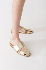 Zuecos plateados de cuero con diseño tejido y punta cuadrada.