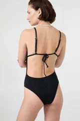 Malla entera de color negro con estampado de leopardo, diseño con tirantes finos y escote en V.