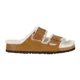 Sandalias Birkenstock Arizona con forro de piel de oveja, color marrón y hebillas de metal.