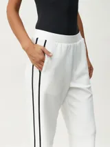 Pantalón blanco de corte ancho con una fina línea negra vertical en los laterales.