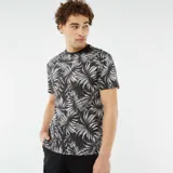 Camiseta negra de manga corta con estampado de hojas de palmera en blanco y gris.