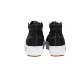 Zapatillas Adidas Nizza Trek de caña alta, color negro con costuras blancas contrastantes. Presentan suela de goma blanca con detalles en marrón y logo de Adidas en la lengüeta y el lateral.