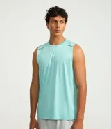 Musculosa deportiva negra de hombre, con cuello redondo, corte regular y estampa heat print. Cuenta con tecnología Dry para mayor transpirabilidad.