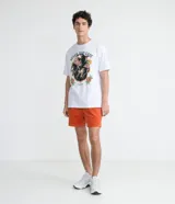 Short masculino de pana color naranja vibrante, con cintura elástica y cordón de ajuste blanco. Presenta bolsillos laterales y un corte recto.