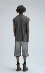 Sudadera sin mangas de cuello redondo, color gris oscuro, confeccionada en tejido de hilo liviano con textura acanalada y recortes superpuestos que crean un efecto de relieve asimétrico.