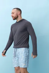 Remera de manga larga blanca con capucha.