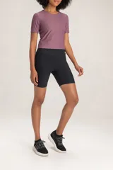 Remera cropped color lila de corte slim fit, confeccionada en tejido acanalado con protección solar UPF50+ y tecnología Easy Care.