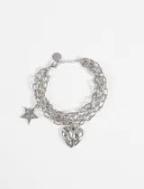Pulsera plateada de eslabones gruesos con dijes colgantes de corazón y estrella.