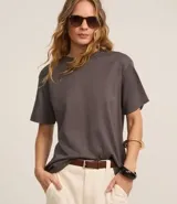 Remera oversized de mangas cortas, confeccionada en algodón peruano, con cuello redondo y sin estampa.