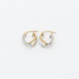 Aros tipo argolla en oro amarillo y blanco de 9 kilates, con diseño entrelazado.
