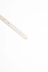 Cinturón fino color rosa pálido con hebilla metálica plateada.