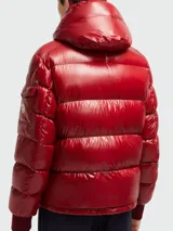 Campera puffer roja brillante con capucha, cierre de botones a presión y bolsillos con solapa.