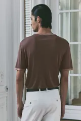 Remera marrón de corte recto con cuello redondo y ribete en color beige en cuello y mangas.