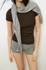 Camiseta de manga corta color marrón, con cuello redondo y corte slim fit.