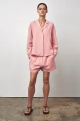 Shorts de tiro medio confeccionados en lino 100%. Cuentan con bolsillos laterales ocultos en la costura, bolsillos de parche en la parte trasera, cintura elástica, aberturas laterales en el bajo y cierre frontal con botones.