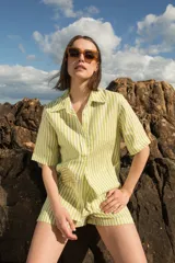 Short de corte relajado con elástico en la cintura, confeccionado en lino a rayas verticales color celeste y blanco.