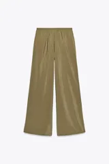 Pantalón palazzo color verde oliva de tejido fluido, tiro medio, cintura elástica ajustable con cordones y bolsillos laterales.