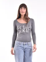 Remera verde militar de manga larga con cuello en V y estampado floral en tonos naranja.