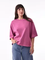 Remera manga corta color fucsia, de corte holgado y cuello redondo.