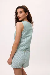 Short a rayas verticales color verde agua y blanco, con cintura elastizada y cordón ajustable.