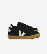 Championes Veja Campo Bold Suede color negro con logo lateral en forma de "V" color crema, capellada de gamuza, suela de caucho color caramelo y forro interior de poliéster reciclado.
