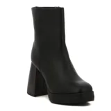 Bota corta de mujer color negro, con caña ajustada, punta cuadrada y cierre lateral. Presenta una plataforma delantera y un taco ancho y alto con textura de madera.