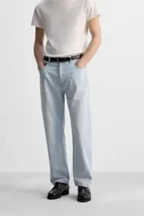 Pantalón de jean gris de corte recto, con cinco bolsillos, efecto lavado y cierre frontal con botones.