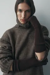 Guantes largos negros de punto fino, confeccionados en mezcla de viscosa y cashmere.