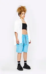 Bermuda celeste de tela towel con elástico y cordón bordado LUXO.