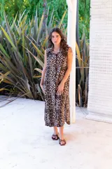 Camisola roja tipo vestido camisero, de corte midi, con cuello camisero, abotonada al frente y con abertura en el ruedo.