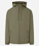 Campera rompevientos color verde oliva, con capucha ajustable con cordón, cierre frontal con cremallera, bolsillos laterales con cremallera y puños elásticos.