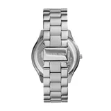 Reloj Michael Kors modelo Slim Runway con caja de acero inoxidable plateado de 42mm de diámetro, esfera plateada con agujas e indicadores de hora plateados, y brazalete de eslabones de acero inoxidable plateado con cierre desplegable. Resistente al agua hasta 50 metros.