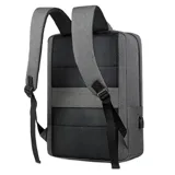Mochila gris con detalles en negro, doble bolsillo frontal con cierre, bolsillos laterales, cargador USB integrado, compartimento para laptop y asa de mano.