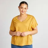 Blusa color mostaza de tejido de crepé con escote en V y mangas cortas con detalle de bordado en los hombros y laterales.
