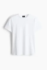 Remera blanca de algodón liviano con cuello redondo ribeteado y bajo recto. Corte ajustado que realza el contorno del cuerpo creando una silueta entallada.