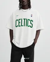 Remera blanca de algodón con el logo de los Boston Celtics en verde y el logo de la NBA.