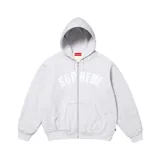 Campera gris con capucha y cierre frontal, con logo "Supreme" en el pecho.