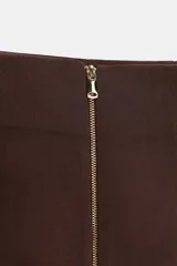 Shorts de tiro alto color negro, con detalle de pinzas en el delantero y la espalda. Cierre posterior con cremallera metálica a contraste.