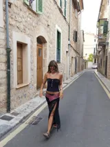 Faja ancha de cuero color borgoña con tachas plateadas y hebilla metálica circular.