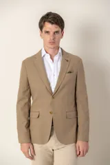 Saco color beige de corte slim fit confeccionado en tencel.
