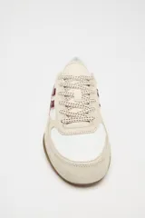 Zapatillas deportivas con combinación de colores blanco, beige y bordó. Suela en contraste color caramelo. Cierre mediante cordones.