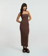 Vestido largo ajustado color marrón oscuro, sin tirantes (strapless) y con escote recto.