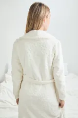 Bata gris con estampado de flores y animales, con cuello esmoquin, lazo para ajustar en la cintura y bolsillos laterales.