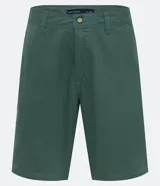 Bermuda masculina de sarga color rosado, con corte recto y bolsillos laterales.