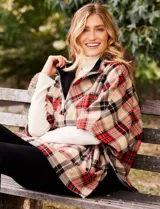 Poncho Weatherproof con diseño a cuadros en tonos beige, marrón y azul. Tiene cuello alto con cierre metálico y bolsillos delanteros.