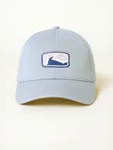 Gorra de béisbol celeste con logo bordado en el frente.