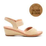 Sandalia de cuero color beige, con plataforma baja y tira elástica en el tobillo.